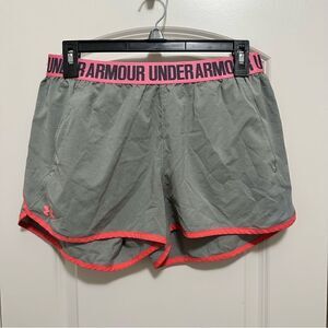 Women's Under Armour Gray and Pink Shorts
Size Medium